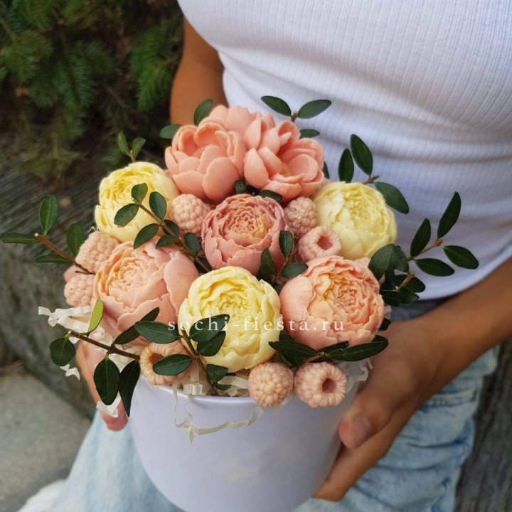 Шоколадный букет с ягодами в Новосибирске