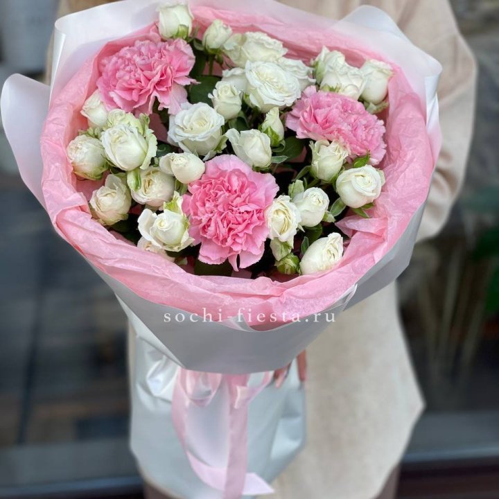 Букет розы с диантусами "Блэш" в Новосибирске