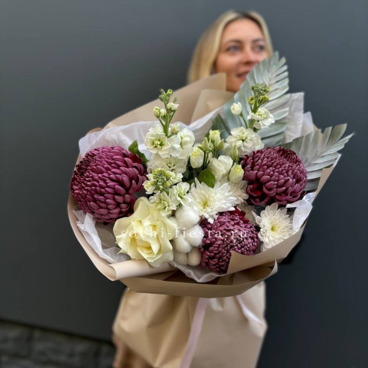 Хризантемы с маттиолой розами эустомой Чика в Новосибирске