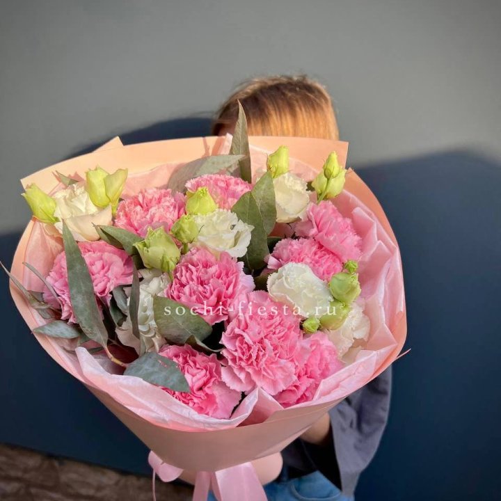 Букет гвоздик и  эустом "Сири" в Новосибирске