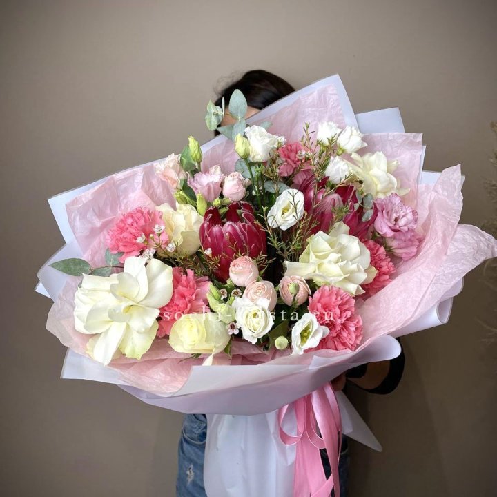 Букет с протеей, розами "Элеонора" в Новосибирске