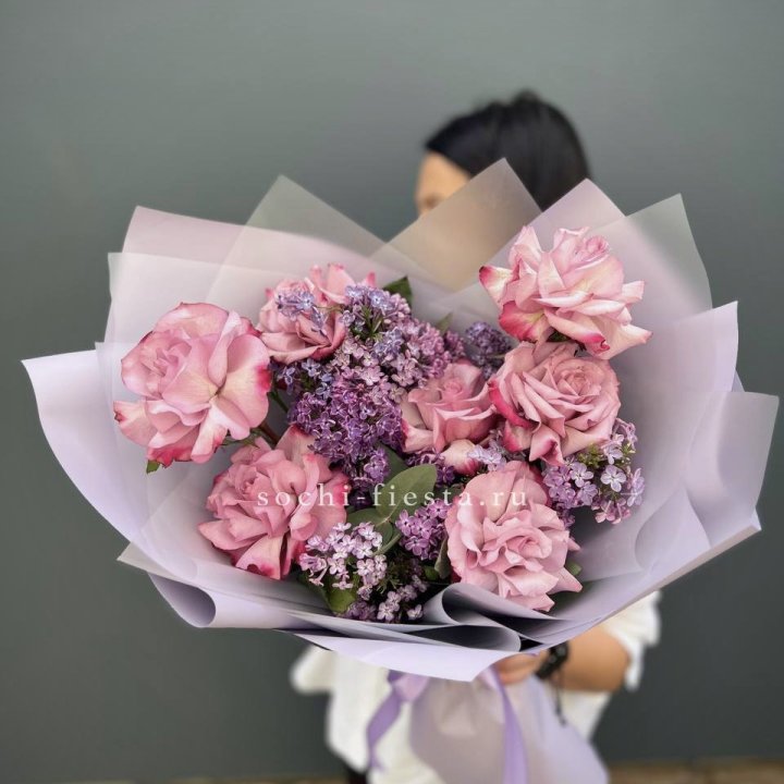 Букет из розовых роз и сирени в Новосибирске