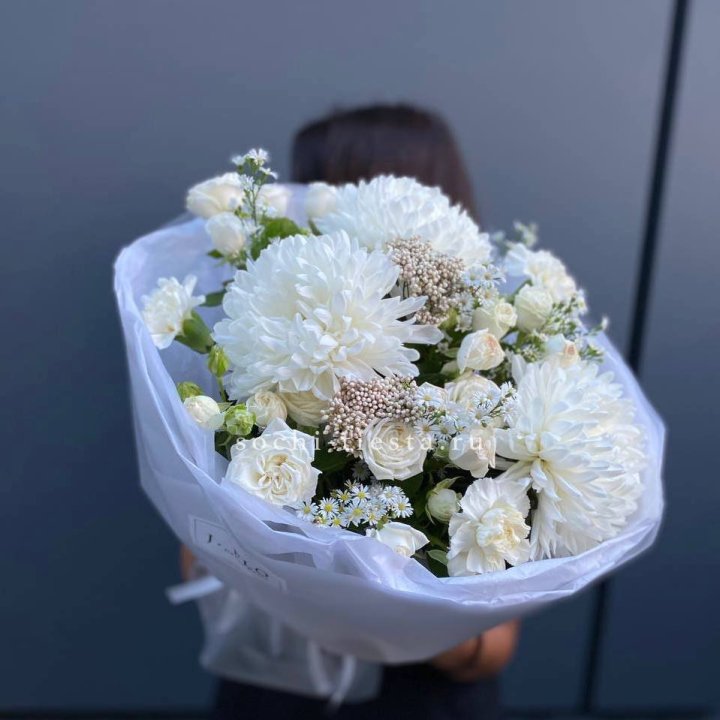 Букет хризантем и роз вайт шотс в Новосибирске