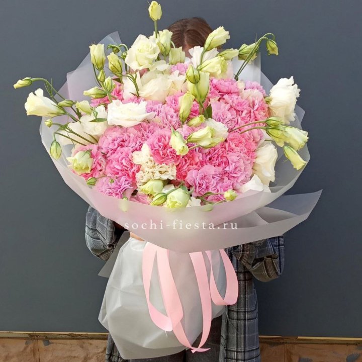 Букет из эустом и диантусов  в Новосибирске