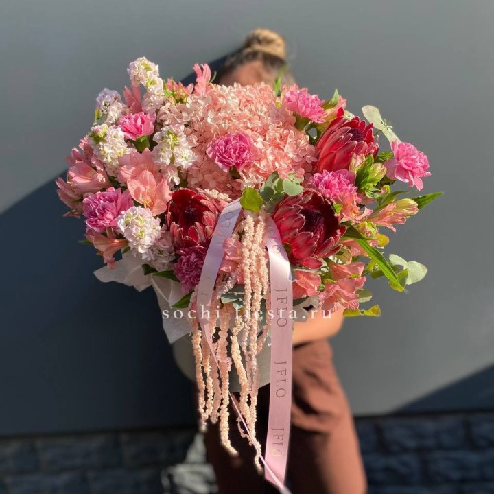 Коробка с цветами "Камикадзе" в Новосибирске