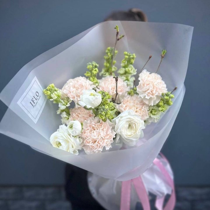 Букет маттиолы и ранункулюсов  в Новосибирске