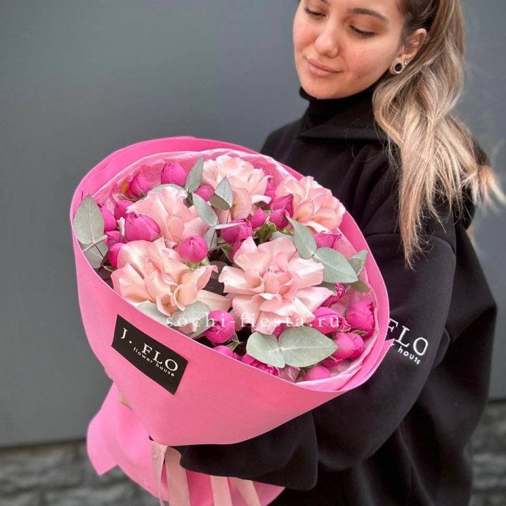 Букет французских и пионовидных роз "Ламиносо" в Новосибирске