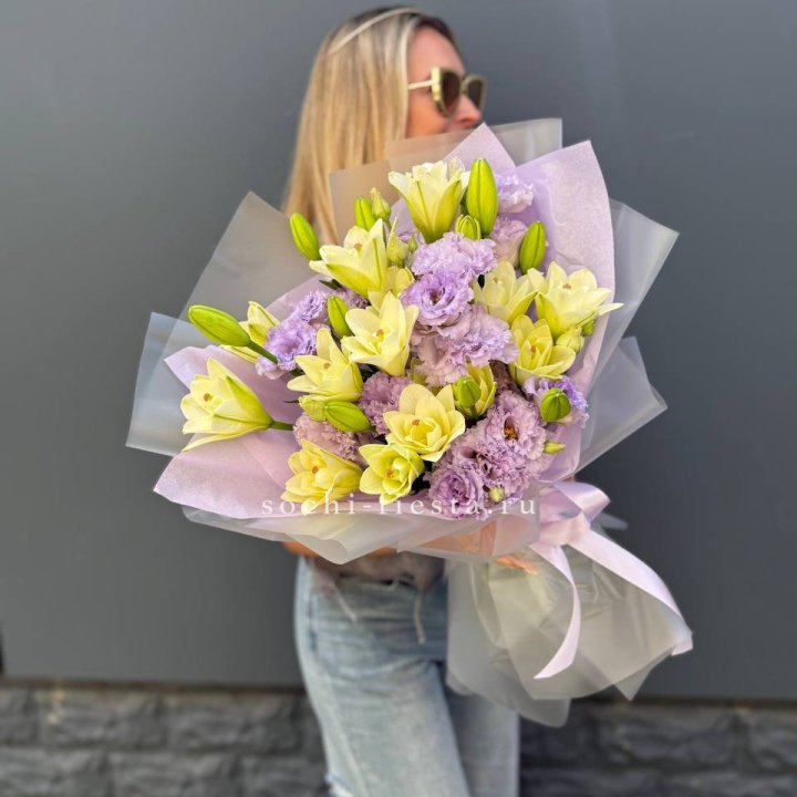  Букет лилий и эустом в Новосибирске