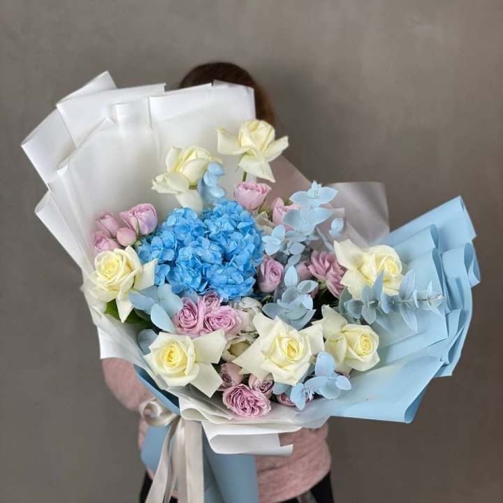 Дизайнерский букет "Блю скайфорт" в Новосибирске