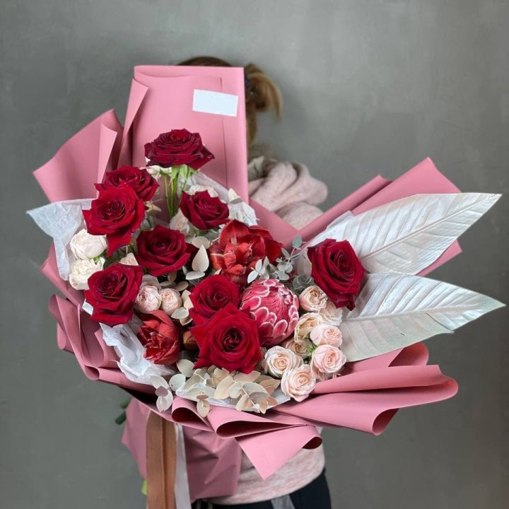 Дизайнерский букет "Ред Вильвет" в Новосибирске