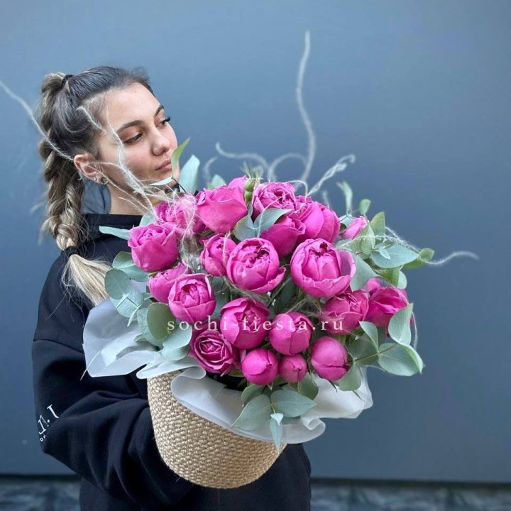 Пионовидные розы  в джутовом кашпо  в Новосибирске