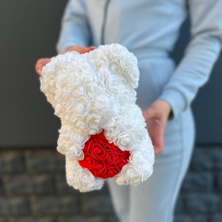 Медведь с красным седцем в Новосибирске