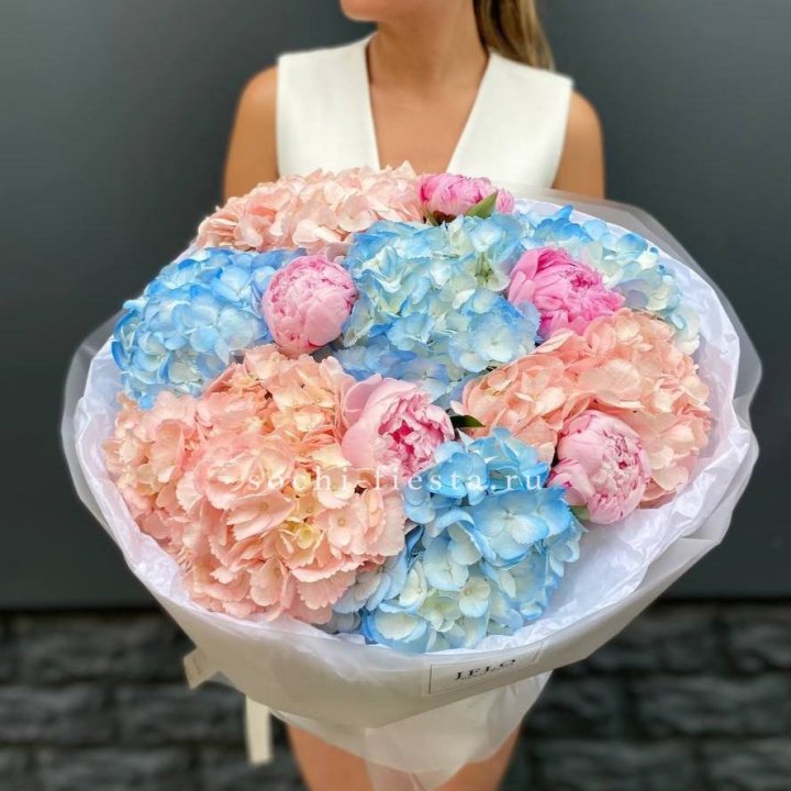 Дуобукет гортензии с пионами  в Новосибирске