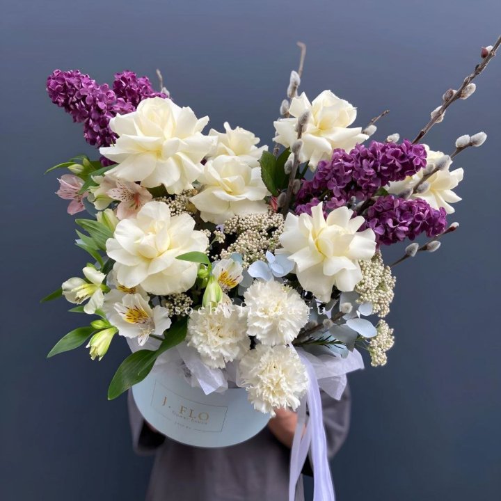 Цветочный бокс Французских роз и Сирени в Новосибирске