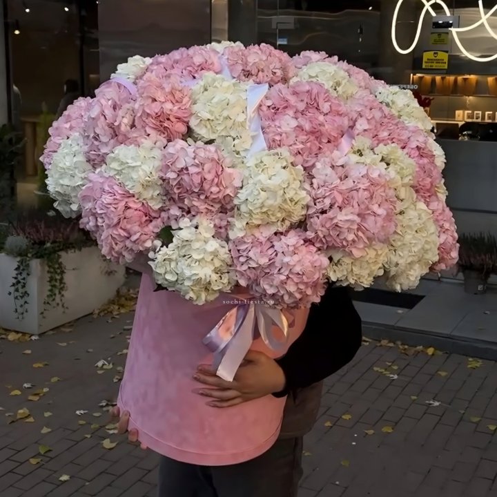 Дизайнерский цилиндр с гортензиями  в Новосибирске