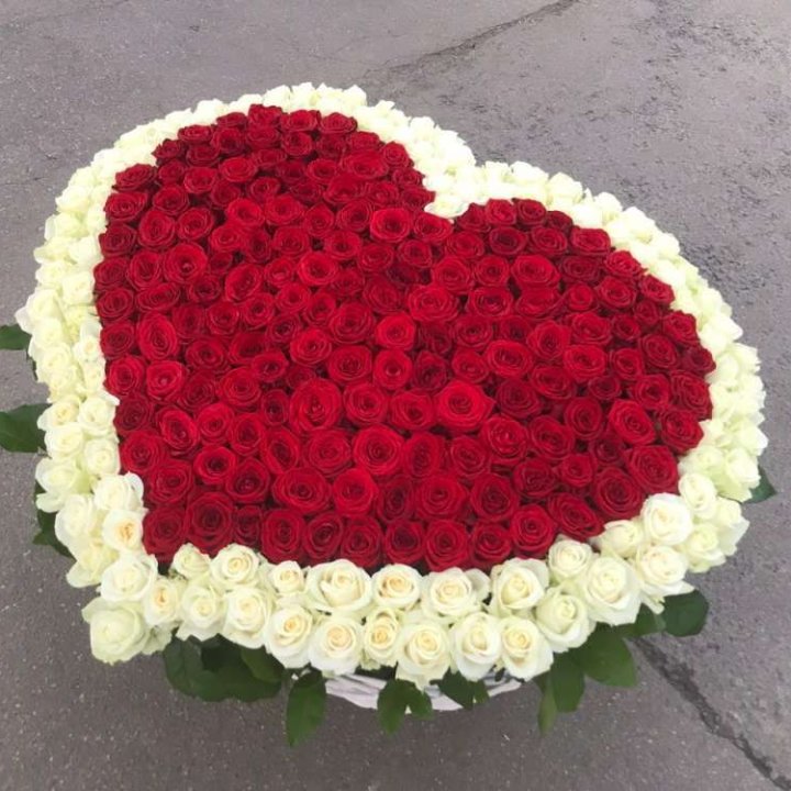 333 розы в корзине в Новосибирске