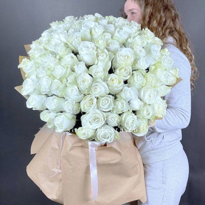 101 белая высокая импортная роза в Новосибирске