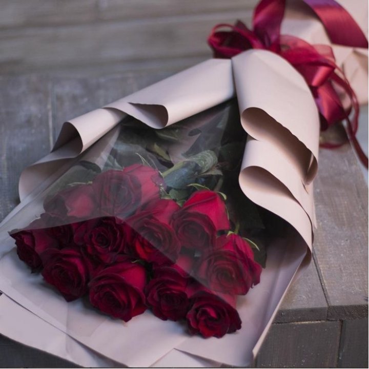 11 голландских роз в оформлении в Новосибирске