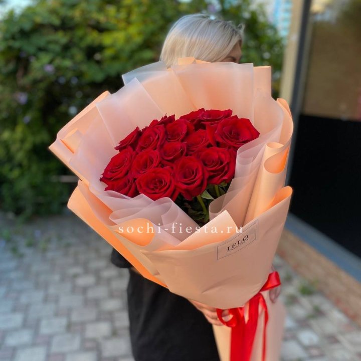 15 голландских роз в оформлении в Новосибирске