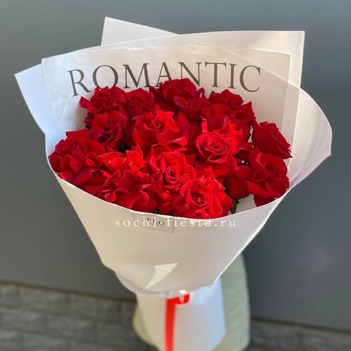 19 высоких роз в оформлении в Новосибирске
