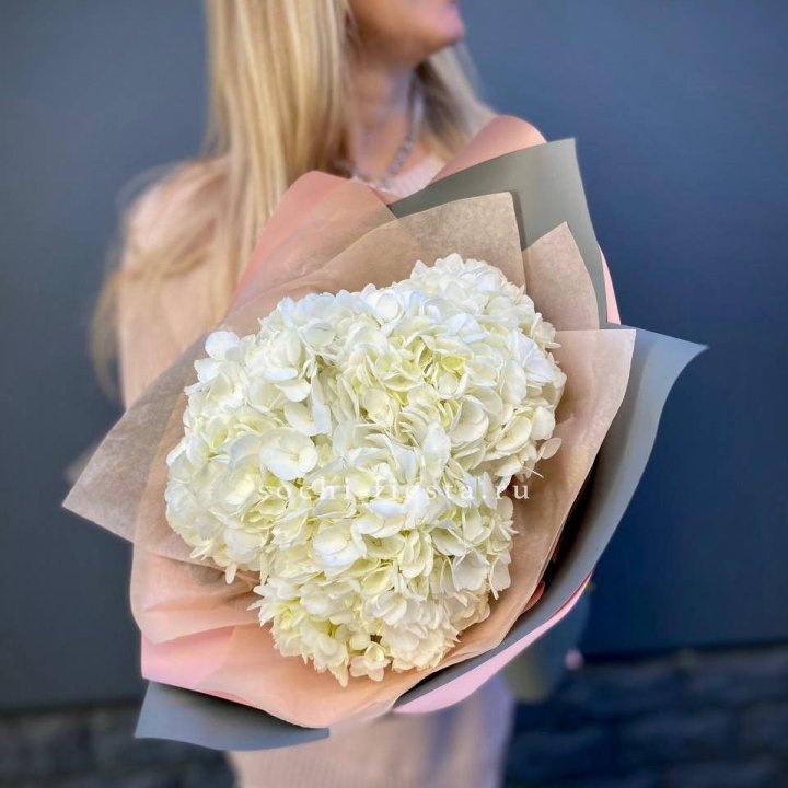 Букет из трёх белых гортензий в Новосибирске