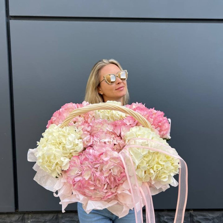 7 гортензий в корзине с доставкой в Новосибирске