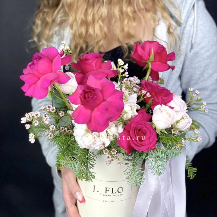 Новогодняя композиция в коробке пинк розе в Новосибирске