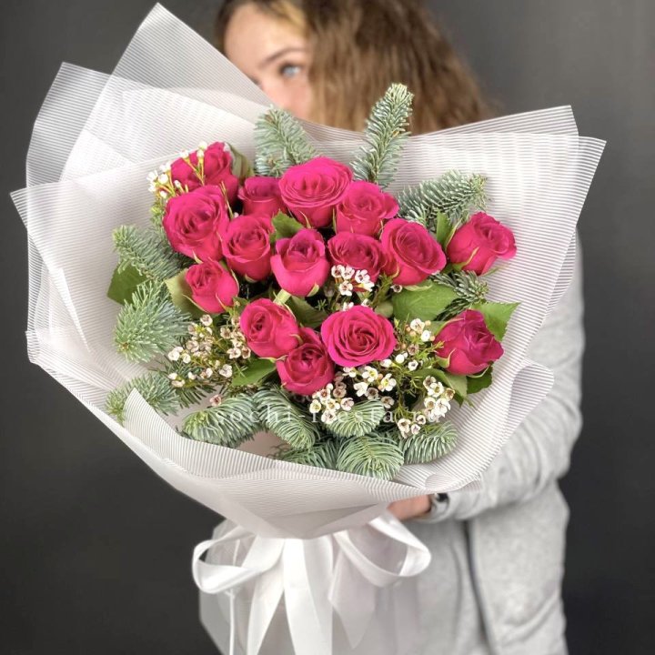 Новогодний букет Елки и Розы в Новосибирске