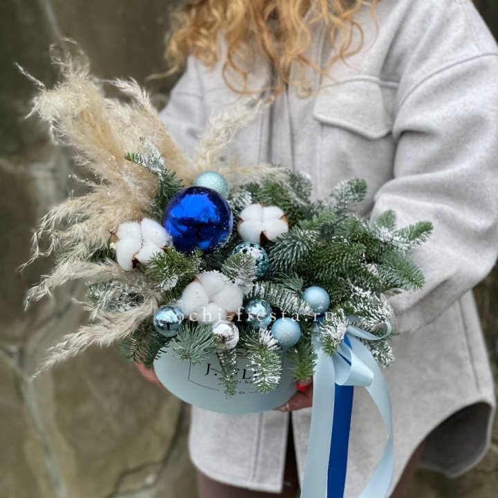 Новогодняя композиция в коробке блю в Новосибирске