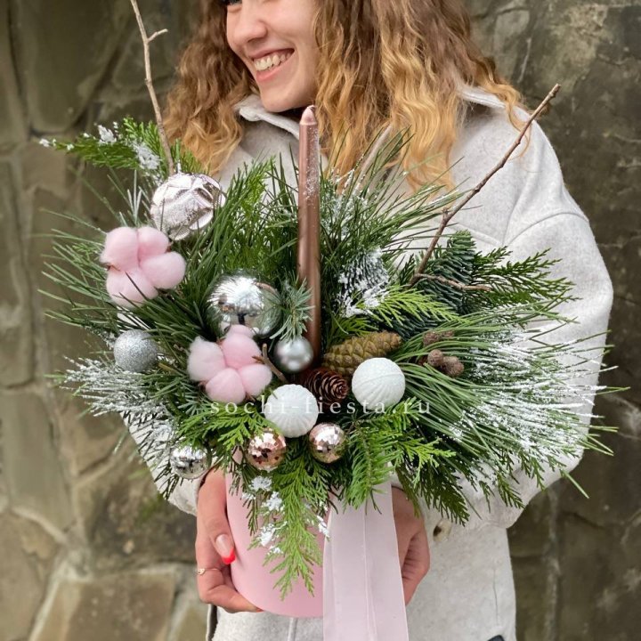 Новогодняя композиция в коробке пинк в Новосибирске