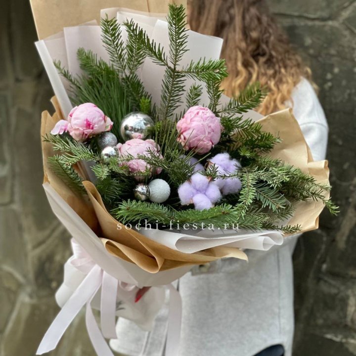 Новогодний букет с пионами  в Новосибирске