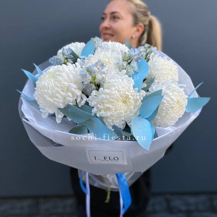 Букет хризантем Бигуди и дельфиниума  в Новосибирске