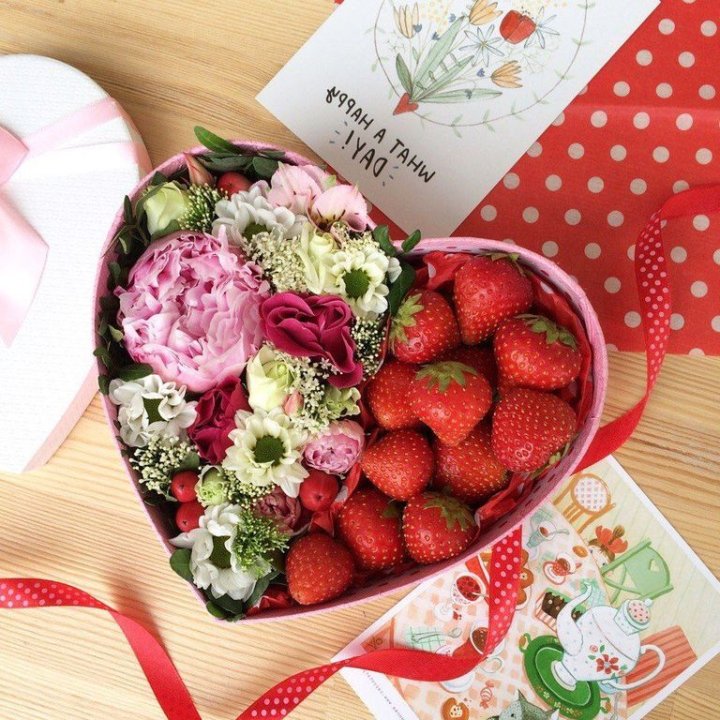 Бокс с клубникой и цветами в Новосибирске