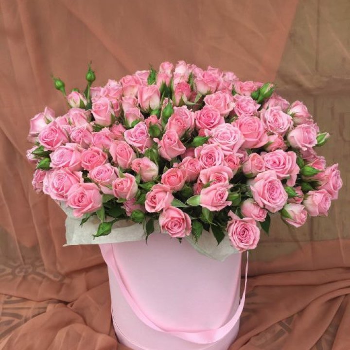 Кустовые розы в коробке в Новосибирске