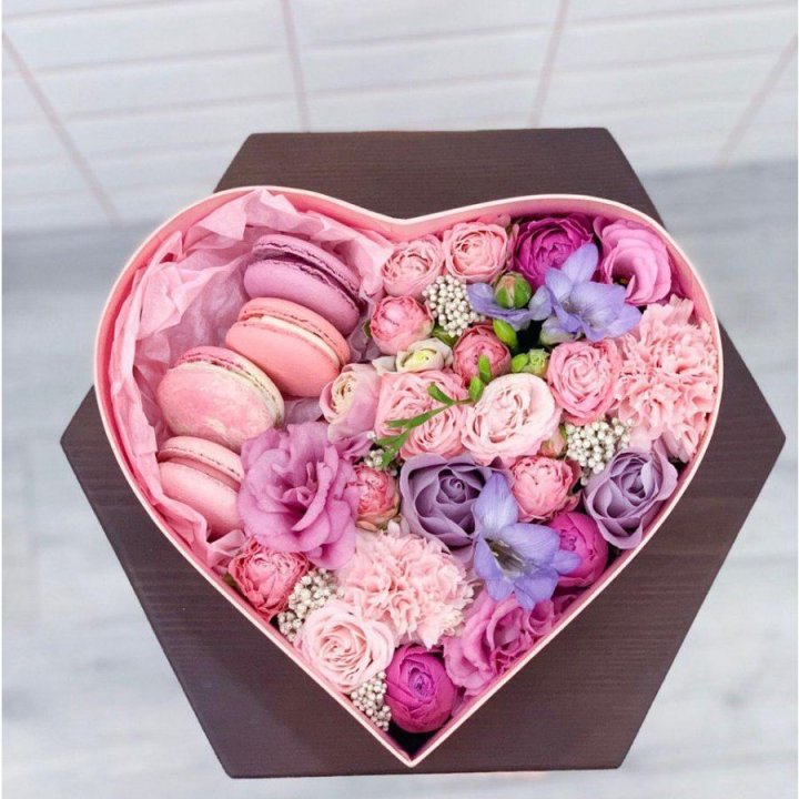 Бокс-сердце с макаронс  в Новосибирске