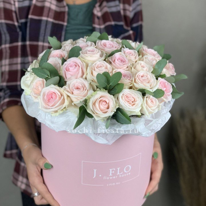 35 розовых роз в цилиндре в Новосибирске