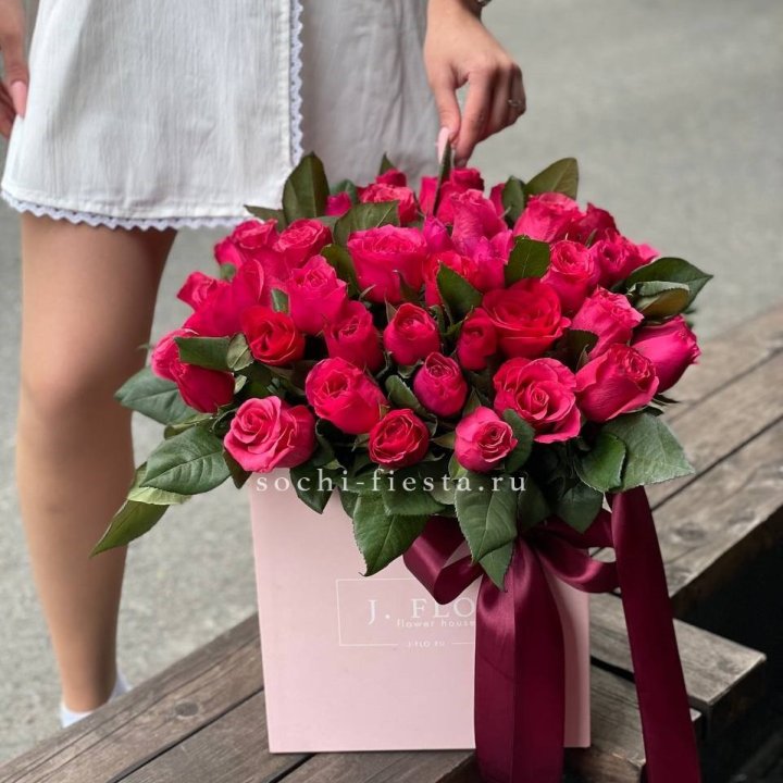 55 алых роз в кубе в Новосибирске