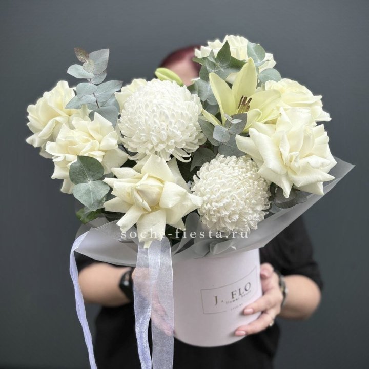 Цветы в шляпной коробке  в Новосибирске