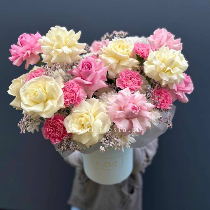 Коробка французских роз и диантусов "Бони" в Новосибирске