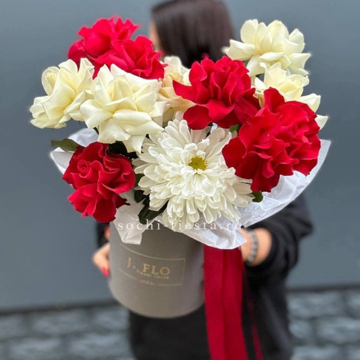 Французские розы с хризантемой в боксе в Новосибирске