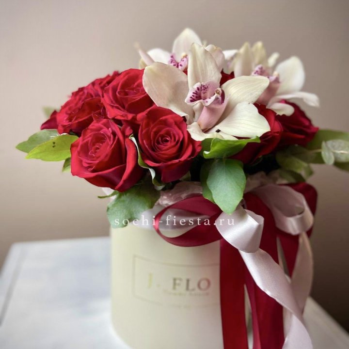 Розы и орхидеи в боксе в Новосибирске