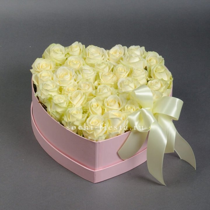 35 белых роз в коробке "Сердце" в Новосибирске