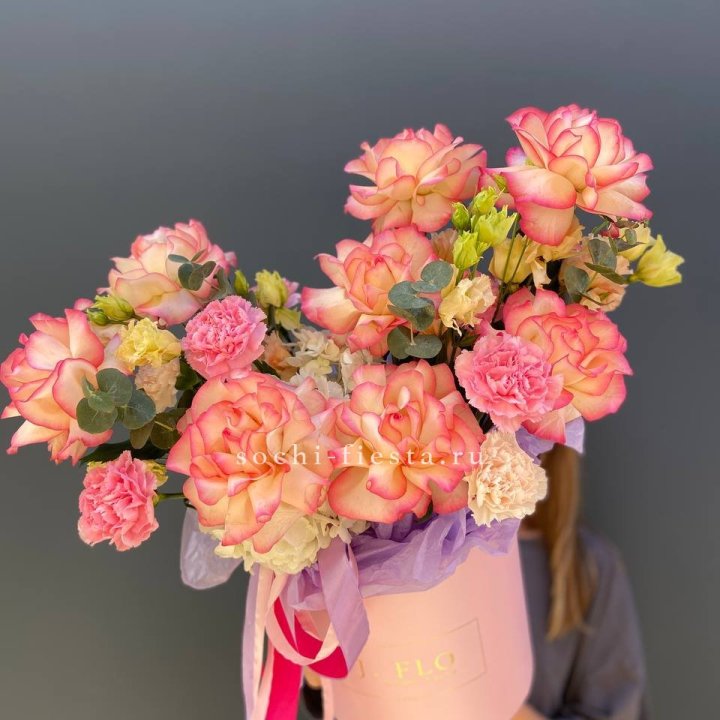 Бокс нежный с розами в Новосибирске