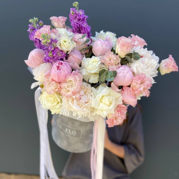 Дизайнерский цилиндр с пионами "Ривьера" в Новосибирске