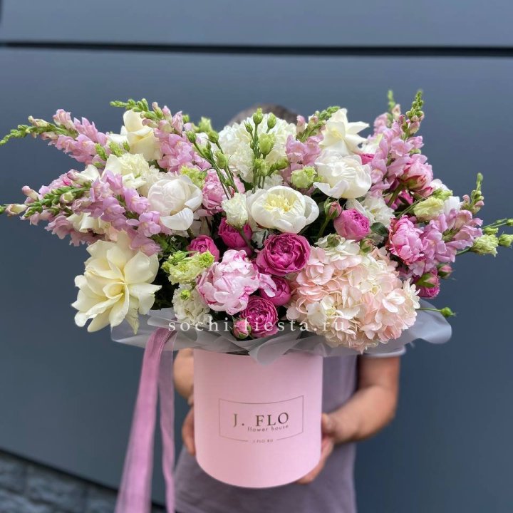 Дизайнерский цилиндр с пионами "Саманта" в Новосибирске