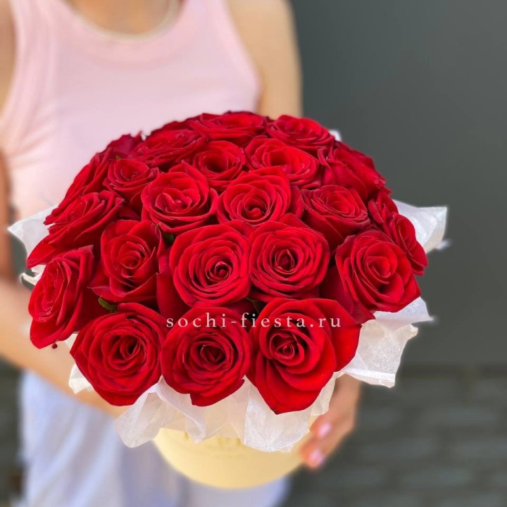 Красные розы в цилиндре в Новосибирске