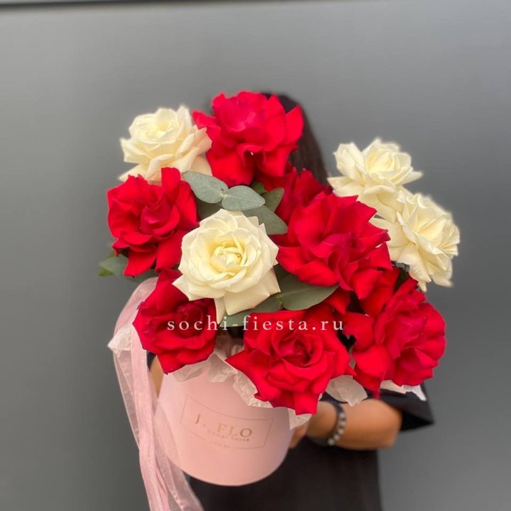 13 Французских роз в боксе в Новосибирске