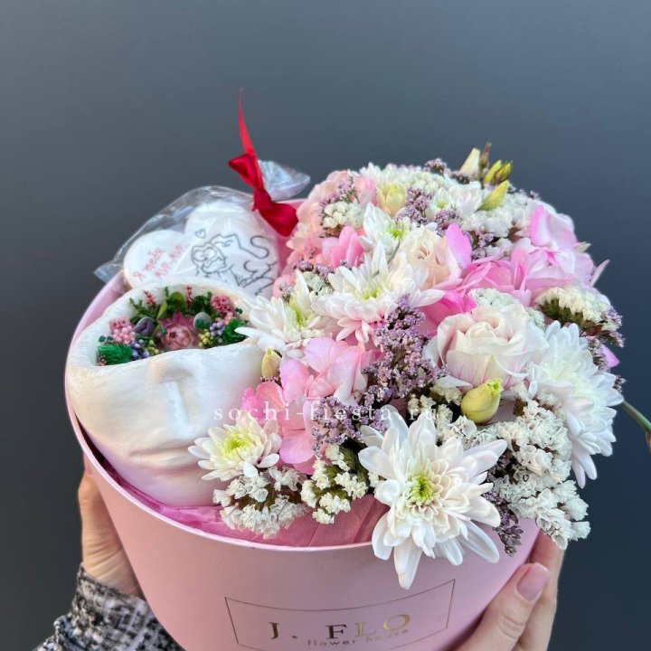 Цветы и свеча в коробке в Новосибирске