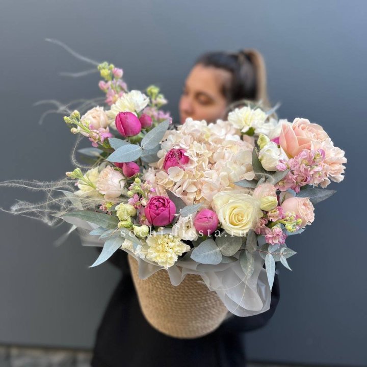 Цветочная композиция в джутовом боксе  в Новосибирске