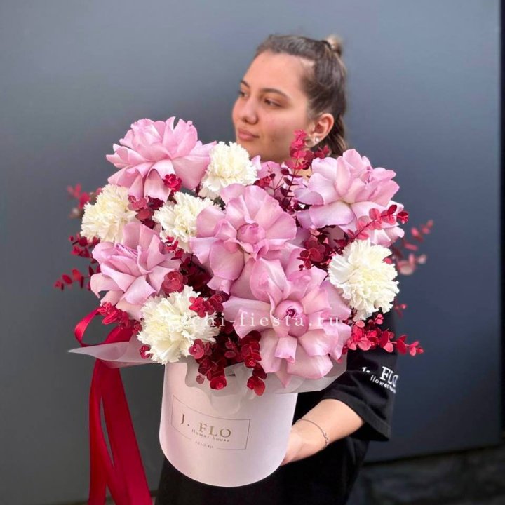 Бокс с французскими розами "Вела вита" в Новосибирске